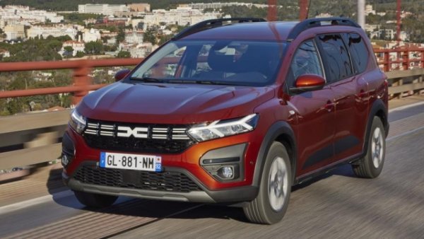 Dacia Jogger My24 Eco - G 100 е семейният кросоувър, предлаган в конфигурация с пет или седем места. Под предния капак на този модел има  1.0 турбо трицилиндров двигател, комбиниран с шестстепенна механична скоростна кутия, способен да достави 100 к.с. на LPG и 90 к.с. на бензин. Според декларираното от румънската компания разходът в смесен комбиниран цикъл WLTP е 7,4 л / 100 км на LPG и 6,4 л / 100 км на бензин.  Jogger е дълъг 4547 мм, широк 1848 мм и висок 1632 мм, с междуосие от 2898 мм. Багажникът започва от 160 литра в седемместната конфигурация, достигайки  708 в петместната конфигурация.
Цените у нас започват от 36 190 лева за оборудване Essential, тези при Expression са съответно 37 690 и 39 690 съответно за версията с пет и със седем места, докато при най-високото Extreme са съответно 40 490 и 42 490 лева (всички с ДДС). 